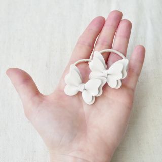 Jemnost a něha v každém detailu. Ručně vyráběné dětské gumičky s motýlky pro malé parádnice. 🦋✨ #gumickydovlasu...