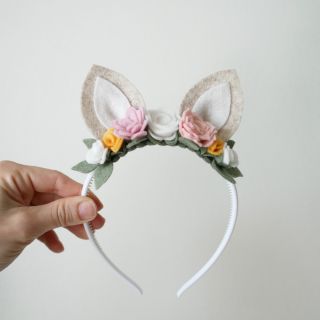 Malá víla? Lesní zvířátko? Nebo obojí? Tahle čelenka s oušky a květinami promění každou holčičku v pohádkovou bytost....