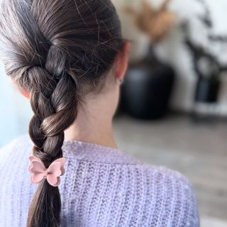 Motýl ve vlasech, klid v duši. 🦋 Vlasy spletené do příběhu, který šeptá o jemnosti, péči a dětské kráse. Každý pramen...