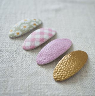 Jemné, hravé a pohodlné - naše sponky drží vlásky i u těch největších rošťáčků.🌼 Která barva by u vás vedla? 🎀