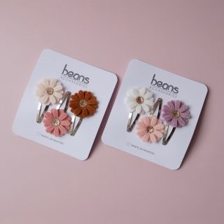 Kopretinové oblíbenkyně v novém odstínu 🤎 Naše nejprodávanější sponky dostaly jemnou, svěží barevnost - a my jsme z ní...