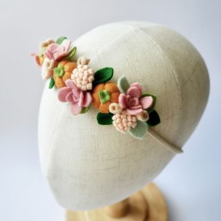 První čelenka pro vaše miminko 🤍 Ručně vyráběná z nejjemnější merino vlny, která je hebká, prodyšná a šetrná k citlivé...