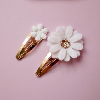 Na fotce vidíte srovnání našich nových sponek Florette (3cm) s oblíbenými Kopretinami (4cm). Malé, jemné, ideální i pro ty...