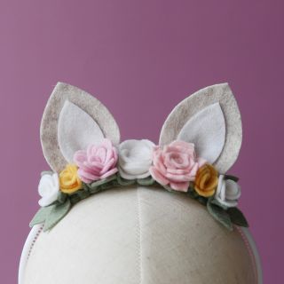 Když tvořím tyhle čelenky, vždycky si představuju tu malou radost v očích holčiček 💕 Měkká, lehoučká, květinová… a...